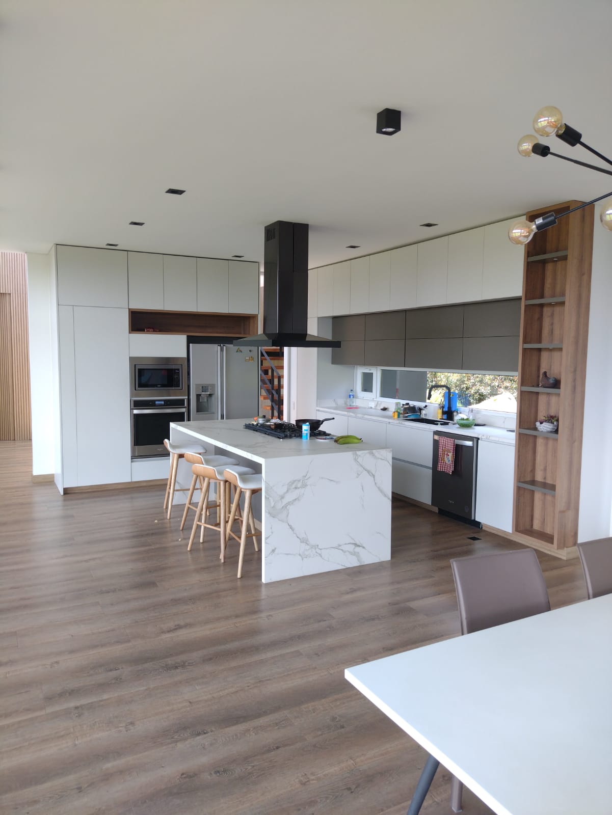 2. Blanco, madera y superficie efecto mármol